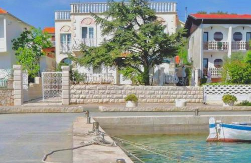 Jezera Apartment | Lovely flower small house for two by the sea