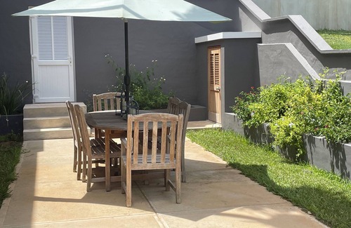 Southampton Apartment | Lovely Garden Setting, Walk to Beach, Family-Friendly