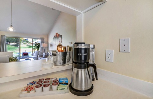Napa Condo | Lovely Golf Course Retreat: Pool, Fire Pit & BBQ