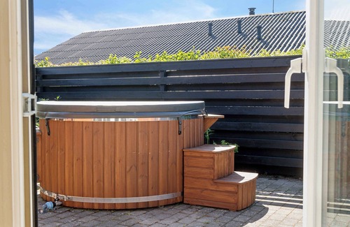 Fur House | Lovely holiday home with hot tub – 150 m to water