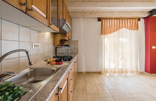 Bale House | Lovely home in Bale with WiFi