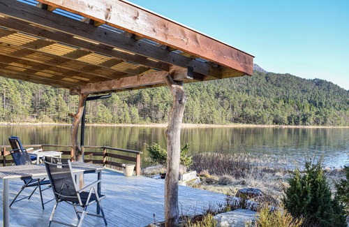 Vindafjord House | Lovely home in Bjoa with kitchen