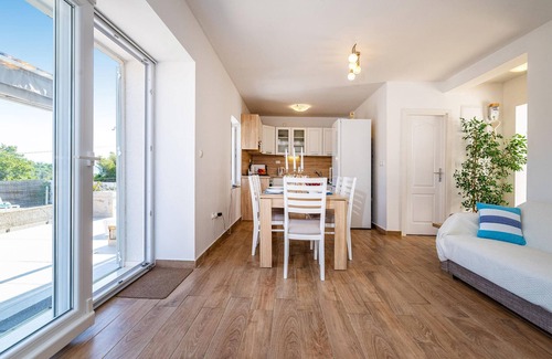 Brbinj House | Lovely home in Brbinj with WiFi