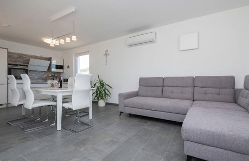 Donji Prolozac House | Lovely home in Donji Prolozac with WiFi