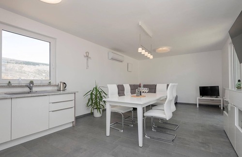 Donji Prolozac House | Lovely home in Donji Prolozac with WiFi