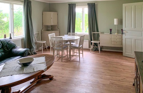 Fargelanda Municipality House | Lovely home in Högsäter with kitchen