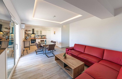 Kastela House | Lovely home in Kastel Luksic with sauna