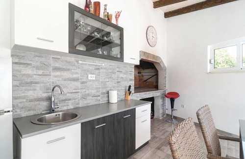 Neoric House | Lovely home in Neoric with kitchen