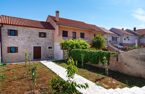 Podgradina House | Lovely home in Podgradina with WiFi