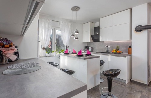 Rasopasno House | Lovely home in Rasopasno with WiFi