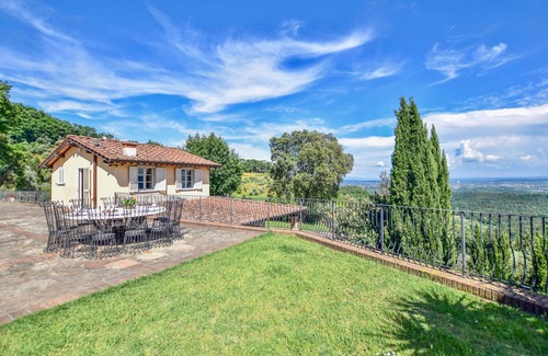 Lucca House | Lovely home in Santo Stefano with WiFi