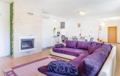 Susnjevica House | Lovely Home In Susnjevica With Kitchen