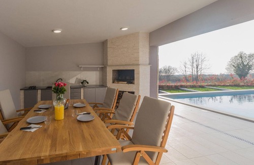 Mofardini House | Lovely home in Tinjan with sauna