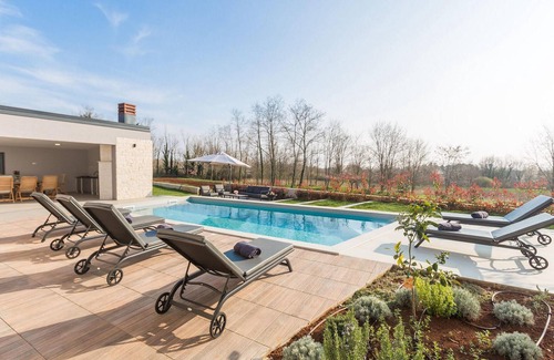 Mofardini House | Lovely home in Tinjan with sauna