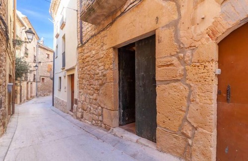 El Vilosell House | Lovely home in Vilosell with WiFi
