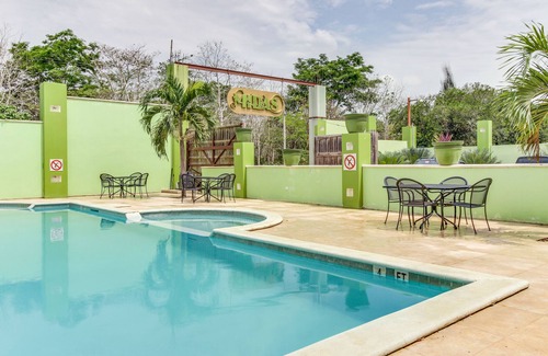 San Ignacio House | Lovely Home w/Balcony, Great View, Shared Pool, AC & WiFi - Ideal for Day Trips
