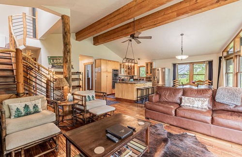 Steamboat Springs House | Lovely Home with 3 en Suites, Private HotTub with Views, Near Park/Mtn-Bus-Ski/Town Access-Dogs OK!