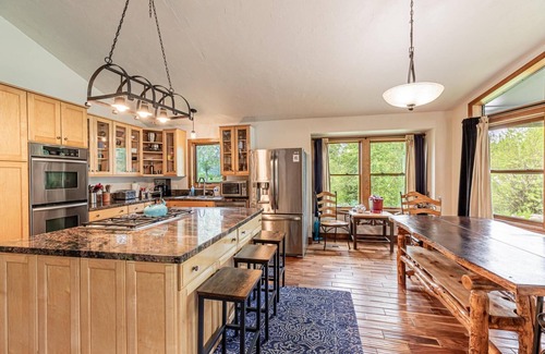 Steamboat Springs House | Lovely Home with 3 en Suites, Private HotTub with Views, Near Park/Mtn-Bus-Ski/Town Access-Dogs OK!