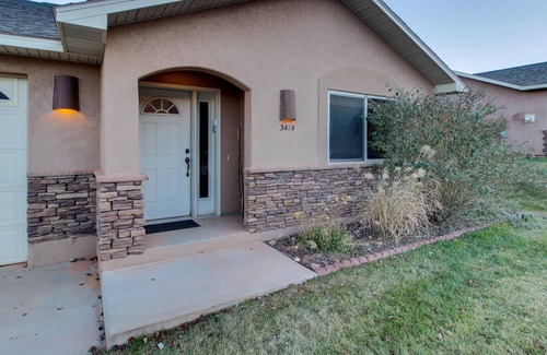 Moab South Valley House | Lovely Home with Shared Seasonal Pool and Hot Tubs - Near Parks and Golf