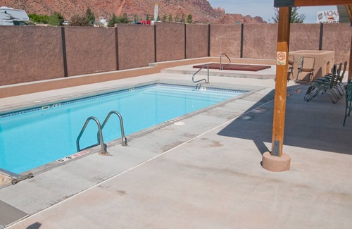 Moab South Valley House | Lovely Home with Shared Seasonal Pool and Hot Tubs - Near Parks and Golf