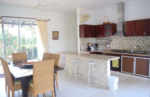 Melgar House | Lovely house in Carmen de Apicalá, Colombia, pool, condominium, bbq, green zones