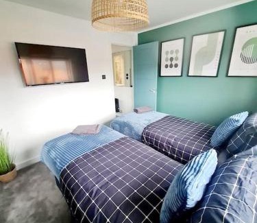 Tollcross House | Lovely house with back garden - PRIVATE driveway