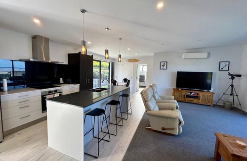 Cable Bay House | Lovely House with Beach Access & Water Toys with stunning views of Coopers Beach