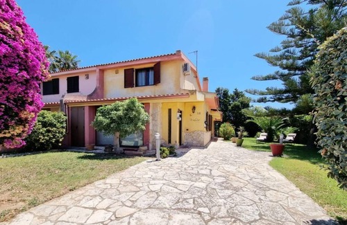 Capoterra House | Lovely house with garden