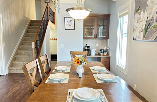 Hinton House | Lovely house with mountain views &A/C