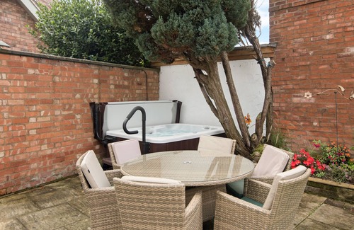 Alcester House | Lovely, ideally located, recently updated English home in Alcester, Warwickshire