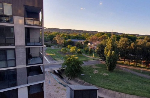 Lyneham Apartment | Lovely in Lyneham - 1bd 1bth Apt