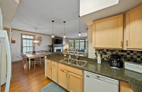 Sheboygan Condo | Lovely Lake Lookout - Cozy 2BR Condo Steps from Lake Michigan