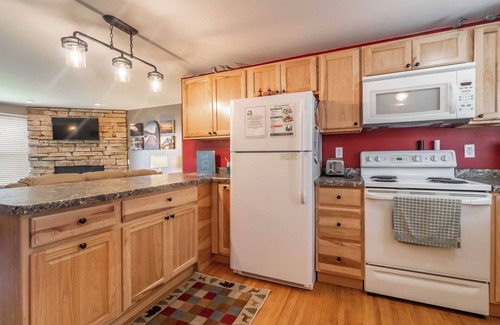 Friendship Cabin | LOVELY LAKEFRONT HOME ON THE EASTERN SIDE OF CASTLE ROCK LAKE