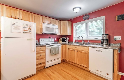 Friendship Cabin | LOVELY LAKEFRONT HOME ON THE EASTERN SIDE OF CASTLE ROCK LAKE
