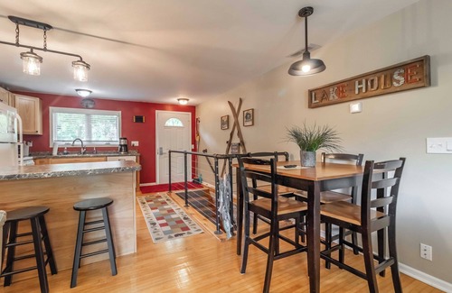 Friendship Cabin | LOVELY LAKEFRONT HOME ON THE EASTERN SIDE OF CASTLE ROCK LAKE