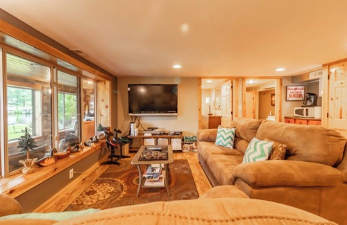 Friendship Cabin | LOVELY LAKEFRONT HOME ON THE EASTERN SIDE OF CASTLE ROCK LAKE