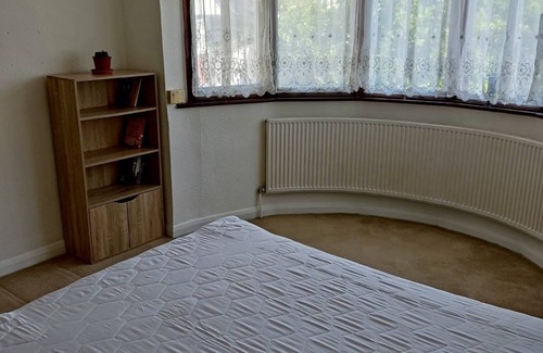 Palmers Green House | Lovely Large Room in Shared House