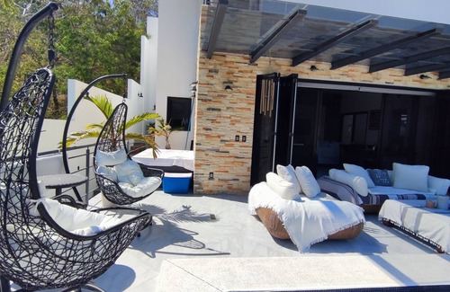 Crucecita House | Lovely little house with a pool & jacuzzi close to the beach