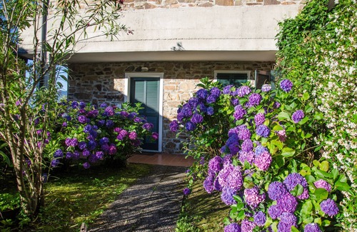 San Siro Villa | Lovely little house with beautiful lake view in residence with pool