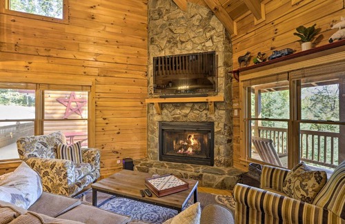 Hidden Lake House | Lovely Log Cabin and Bunkhouse with Views and Yard!