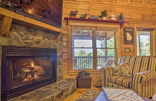 Hidden Lake House | Lovely Log Cabin and Bunkhouse with Views and Yard!