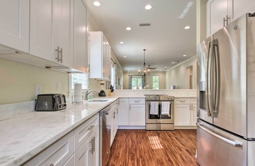 Washington Square House | Lovely Mobile Retreat w/Deck & Front Porch!