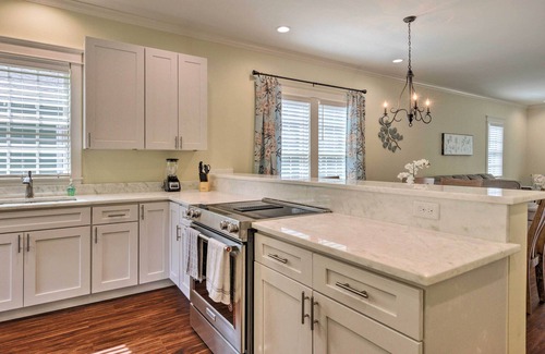 Washington Square House | Lovely Mobile Retreat w/Deck & Front Porch!