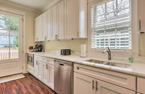 Washington Square House | Lovely Mobile Retreat w/Deck & Front Porch!