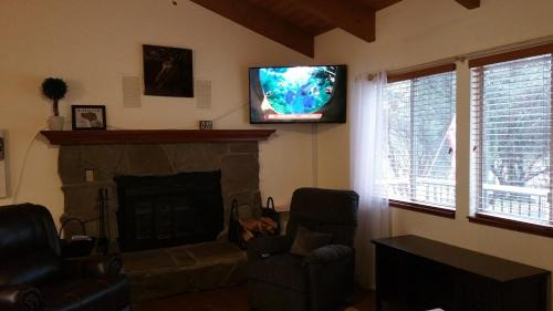 Groveland House | Lovely Mountain Lake Chalet by Yosemite: Equipped!