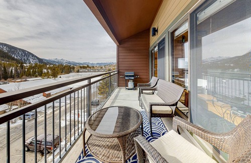 Lakeside Village Condo | Lovely mountain retreat with great views from balcony, gas grill & washer/dryer