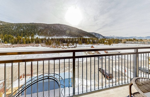 Lakeside Village Condo | Lovely mountain retreat with great views from balcony, gas grill & washer/dryer