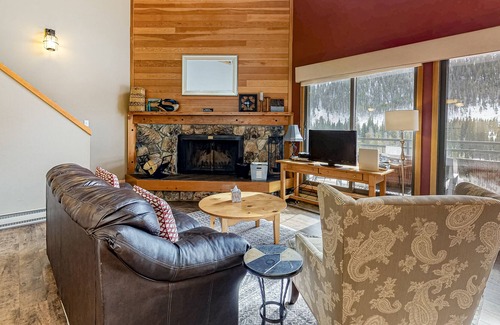 Lakeside Village Condo | Lovely mountain retreat with great views from balcony, gas grill & washer/dryer