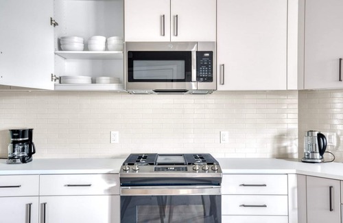 Sunnyvale West Apartment | Lovely Mountain View 1BR w/Gym, Pool & W/D, nr 84 & 101, by Blueground