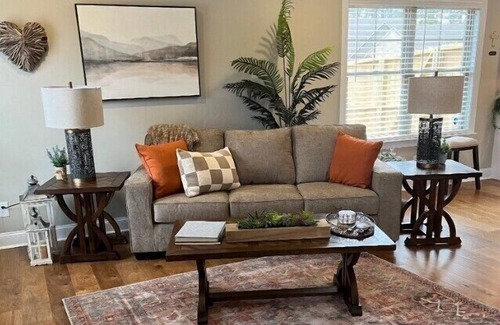 Cleveland House | LOVELY NEW - OPEN FLOORPLAN TOWNHOME - UP TO 4 GUESTS